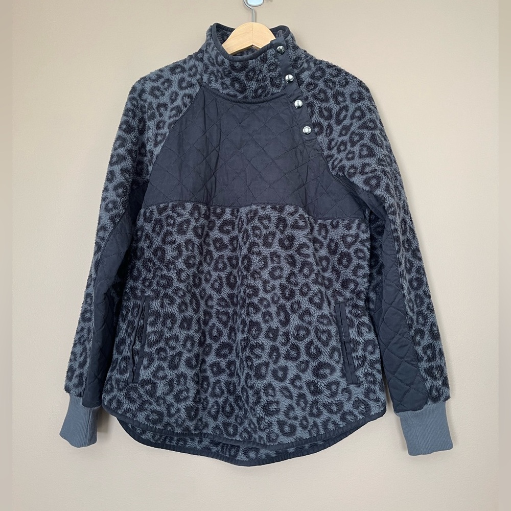 {Abercrombie & Fitch} Asymmetrical Snap-Up Fleece in Black Leopard Print